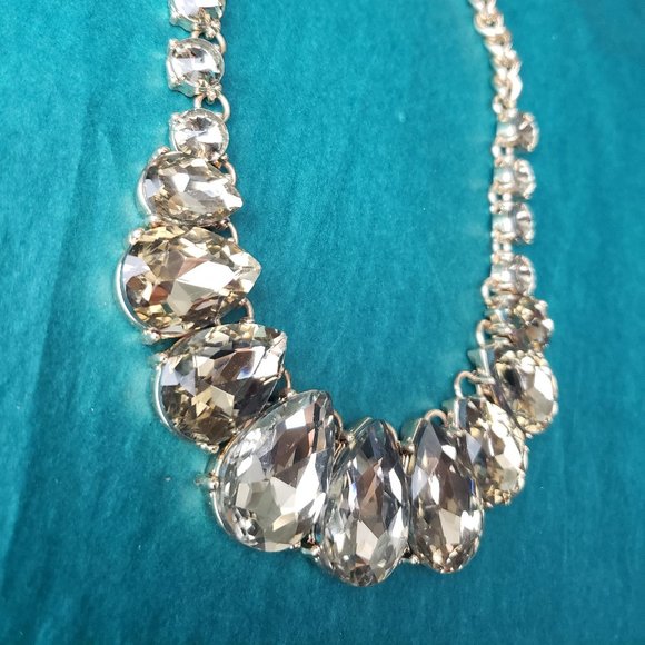 2/20$ Gorgeous champagne color sparkly necklace - Picture 5 of 7